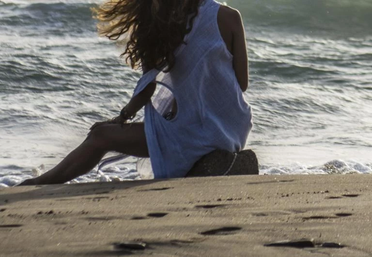 Ρόδος: Έκανε αίτημα φιλίας στον βιαστή της – «Έζησα στιγμές κόλασης στην παραλία χωρίς…»